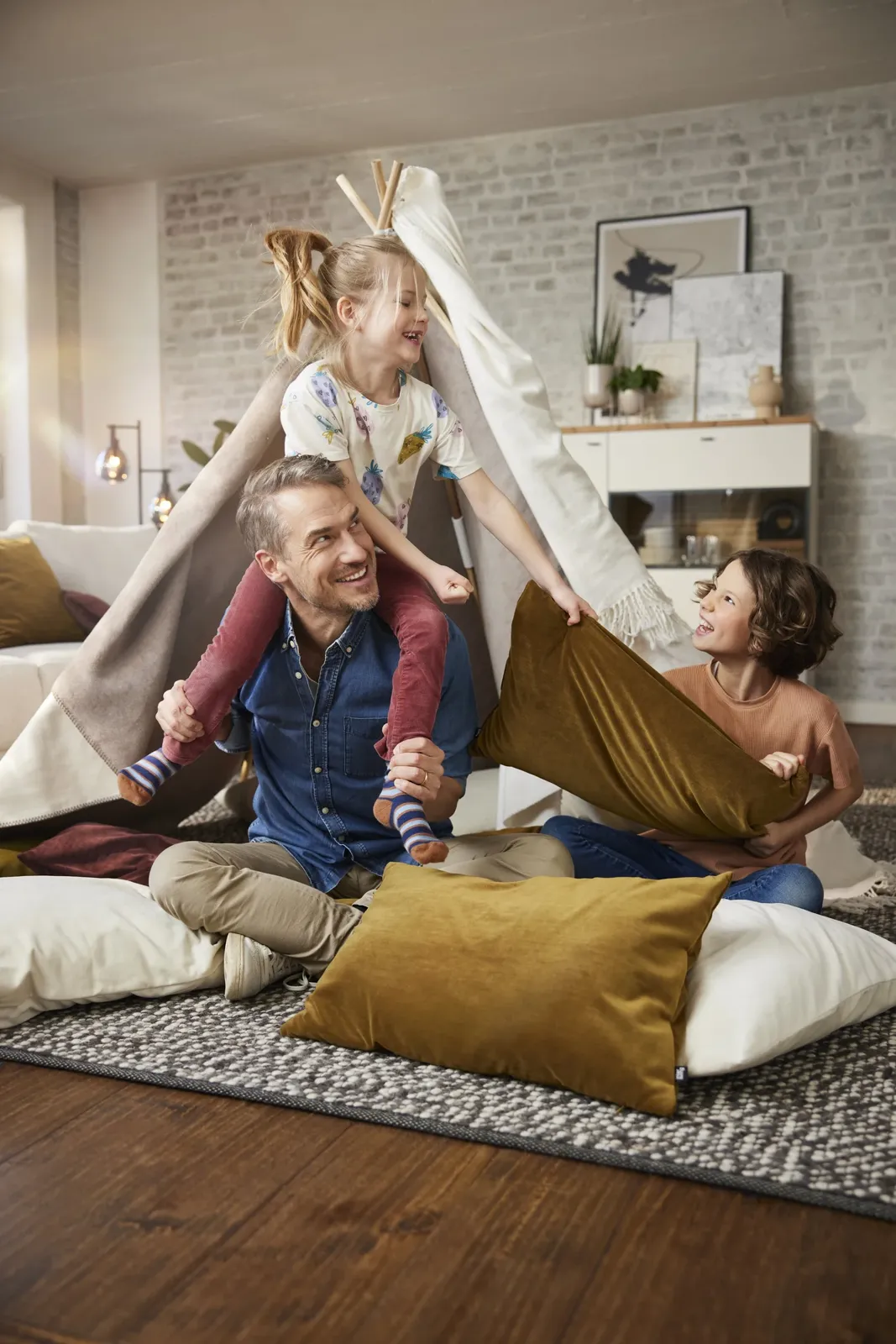 Interior Fotografie von Stefan Kapfer: Familie im Wohnraum