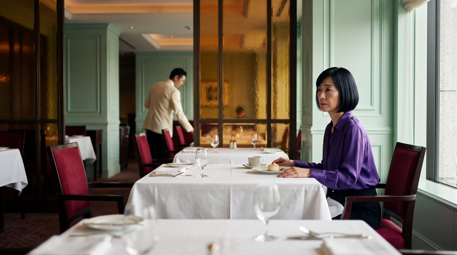 Aufnahme aus dem Portfolio von Chris Jean: Frau an einem gedeckten Tisch in einem Restaurant