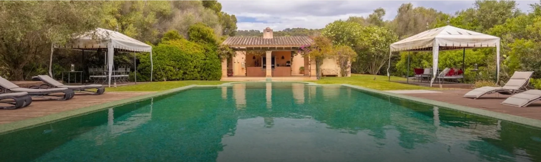 Pool von The Arabic House mit dem Pavillon am Ende