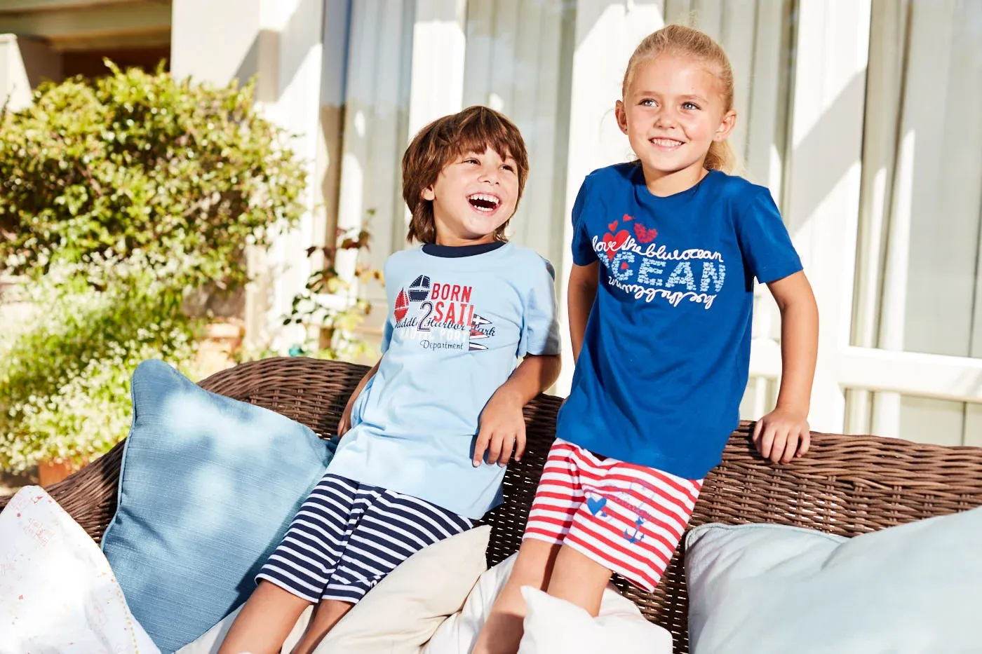 People-Fotografie von Stefan Kapfer: zwei Kinder auf einer Terrasse