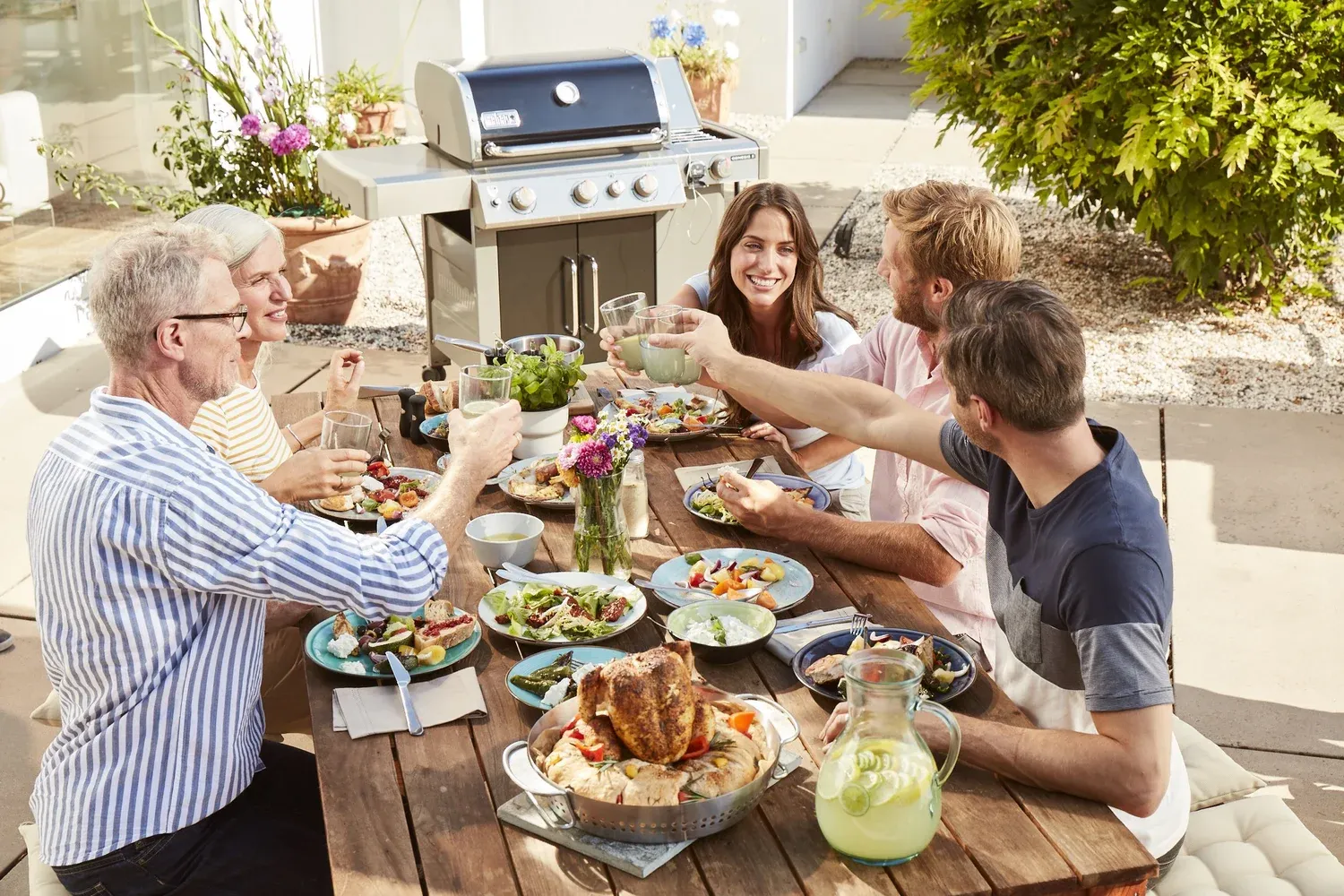 Kampagnenfoto von Stefan Kapfer für Weber: Essen im Freien am Grill